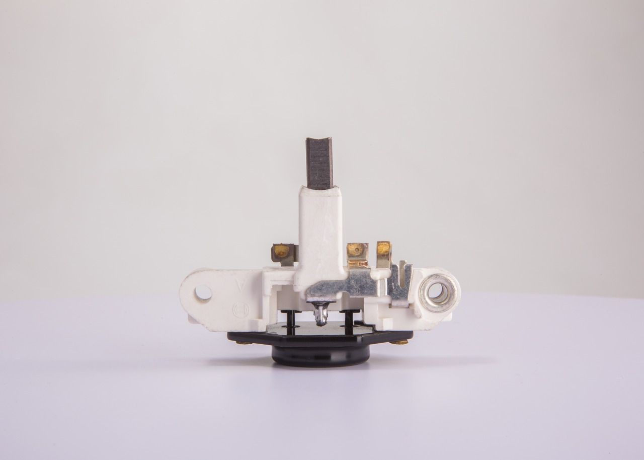 BOSCH Generaatori pingeregulaator Artikli number: 1 197 311 223 soodsalt